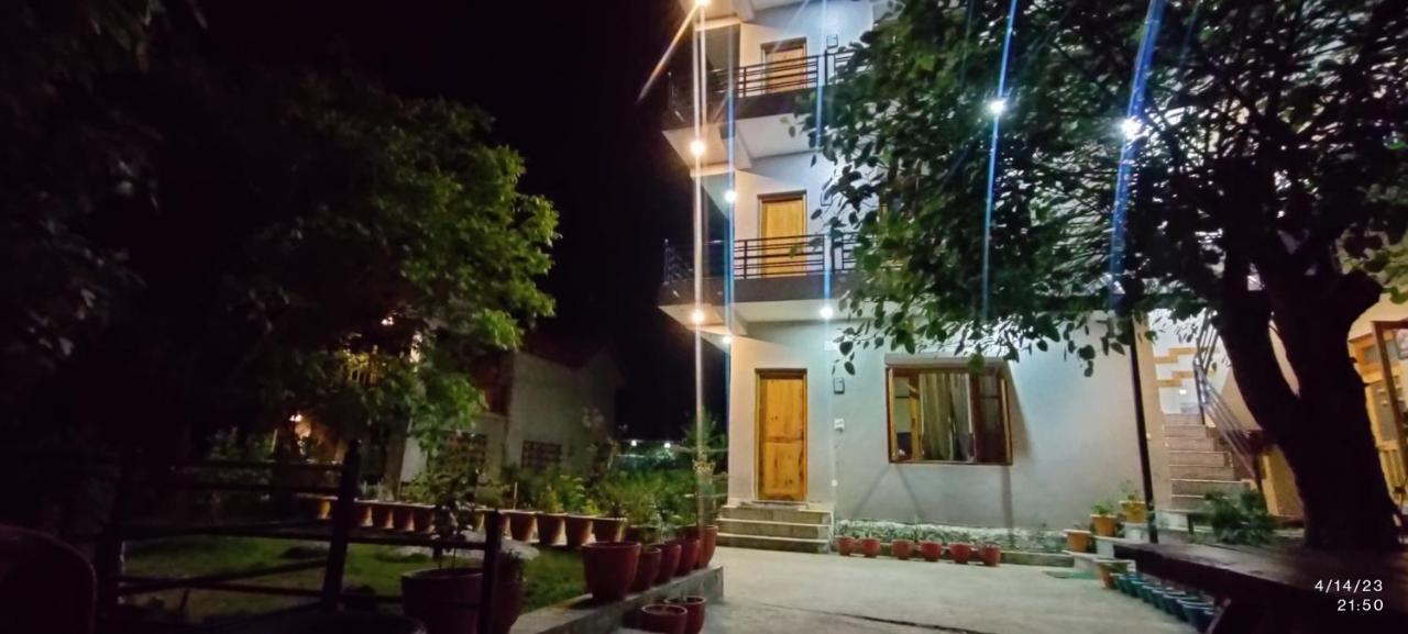 Tirthan Grand Riverside Banjār 外观 照片